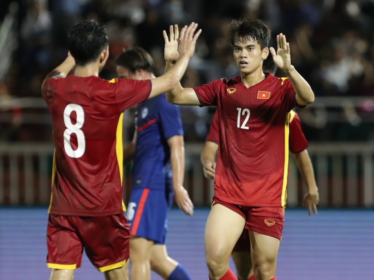 Tân binh ĐT Việt Nam ghi bàn dễ nhất sự nghiệp, hậu vệ Singapore mơ ngủ