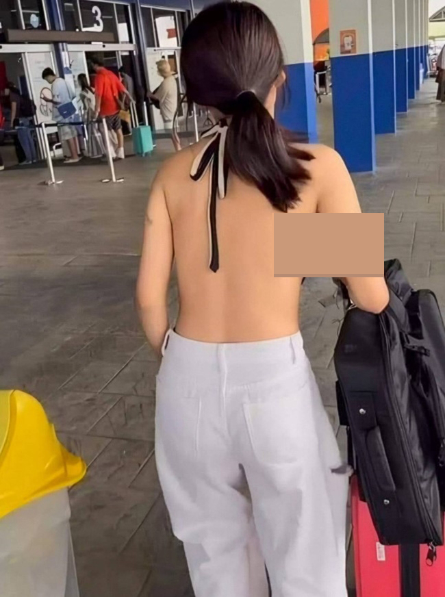 DJ người Thái Lan này gây tranh cãi vì trang phục táo bạo khi đến sân bay. 

