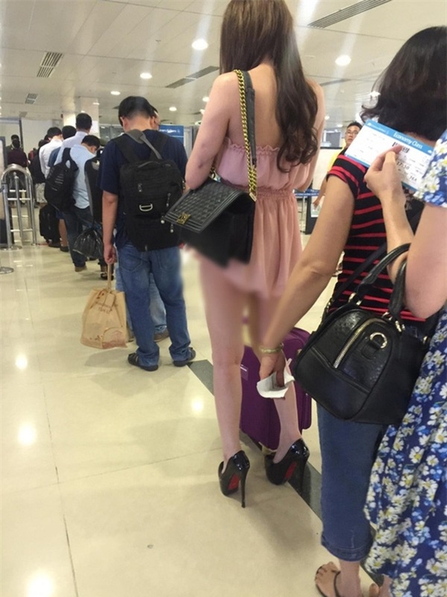Trước đó, từng có trường hợp một số cô gái ở sân bay Việt Nam khiến cư dân mạng lắc đầu vì trang phục. 
