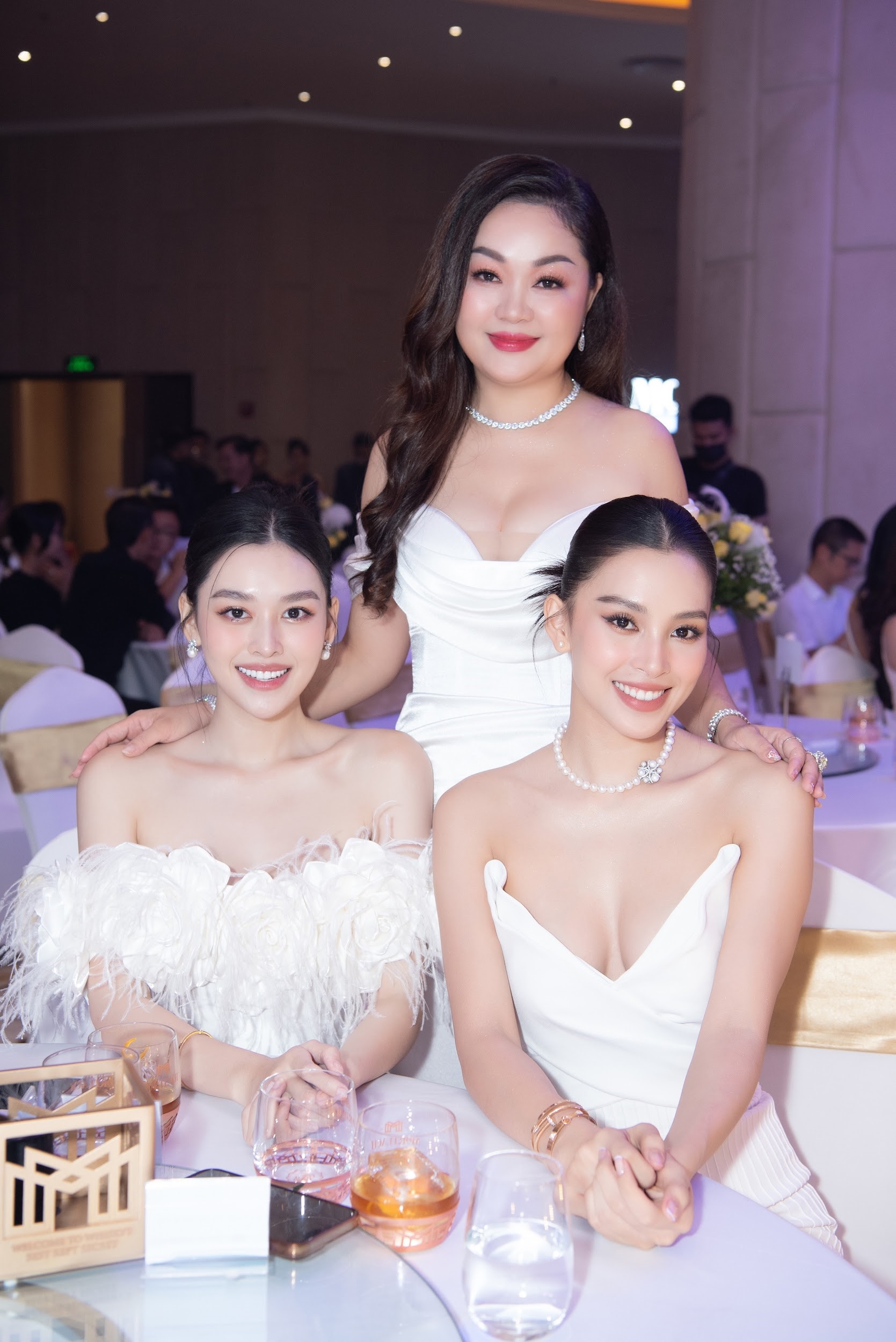 CEO Hoàng Thanh Nga mang những sản phẩm của Ngọc Châu Âu đến buổi quyên góp đấu giá từ thiện của Miss World Việt Nam 2022 - 4