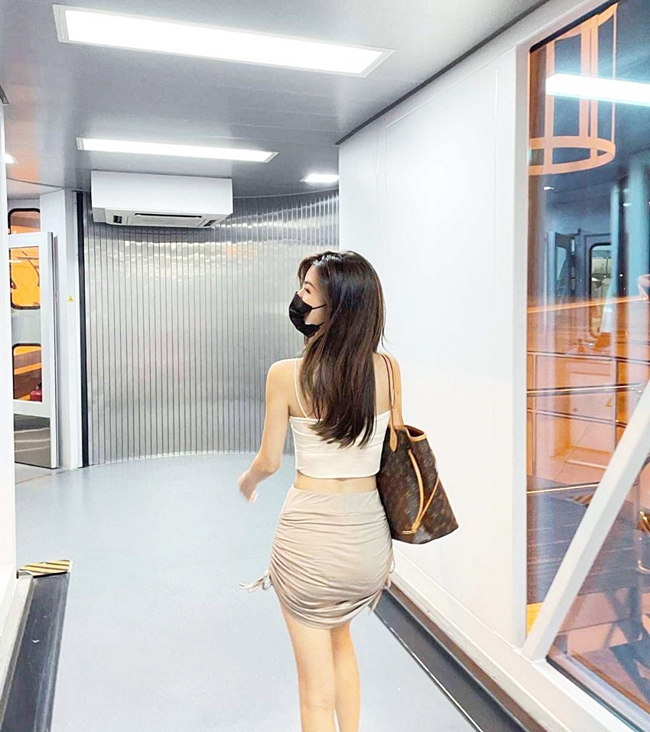 Một người đẹp Trung Quốc diện thiết kế khá ngắn đến sân bay.&nbsp;
