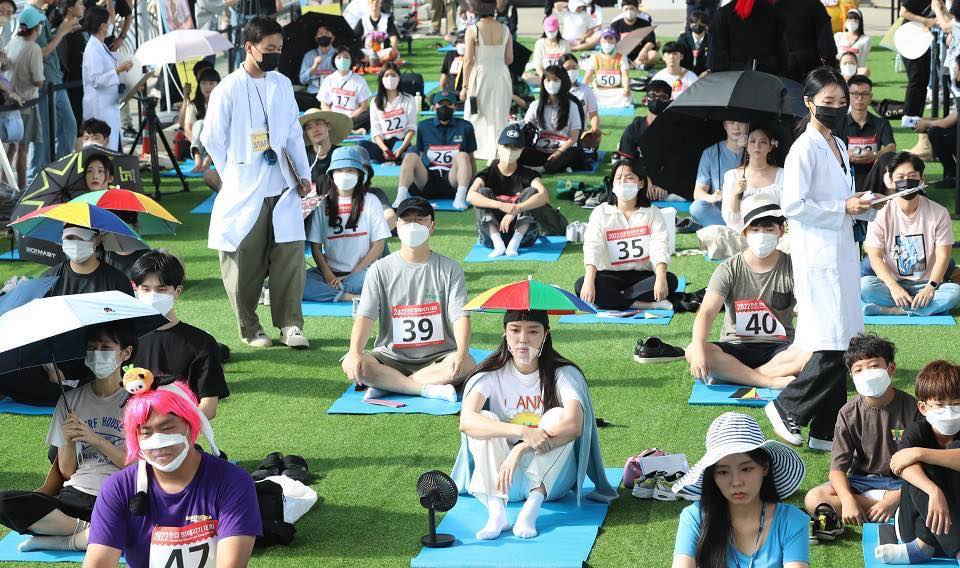 Người chơi chỉ ngồi im, nhìn vào khoảng không phía trước