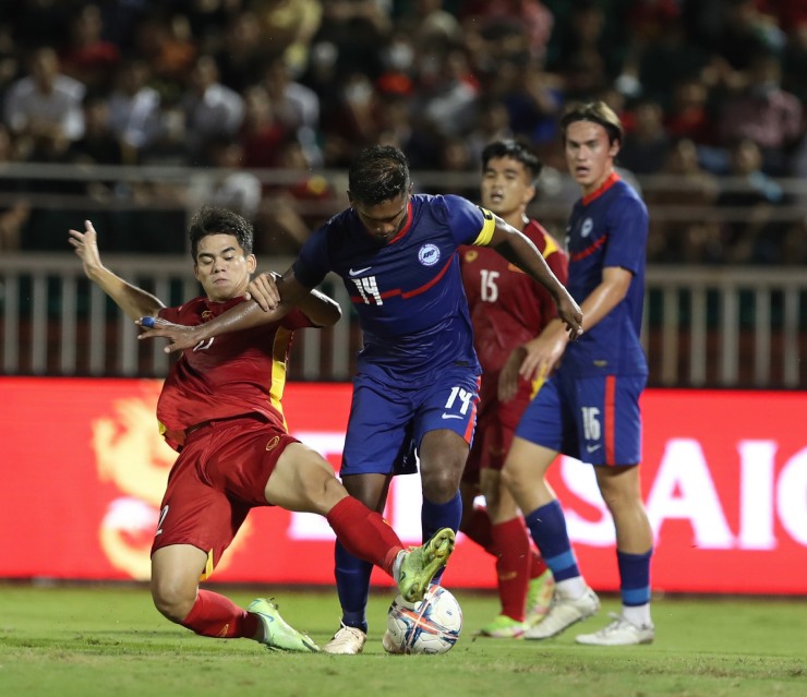 Văn Khang tận dụng sai lầm của đội trưởng Singapore để ghi bàn