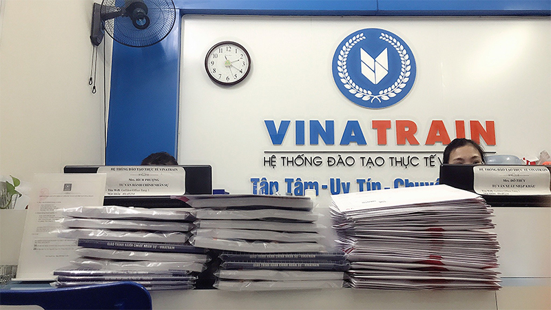 Giáo trình và chứng chỉ tốt nghiệp gửi học viên đăng ký khóa học online tại VinaTrain