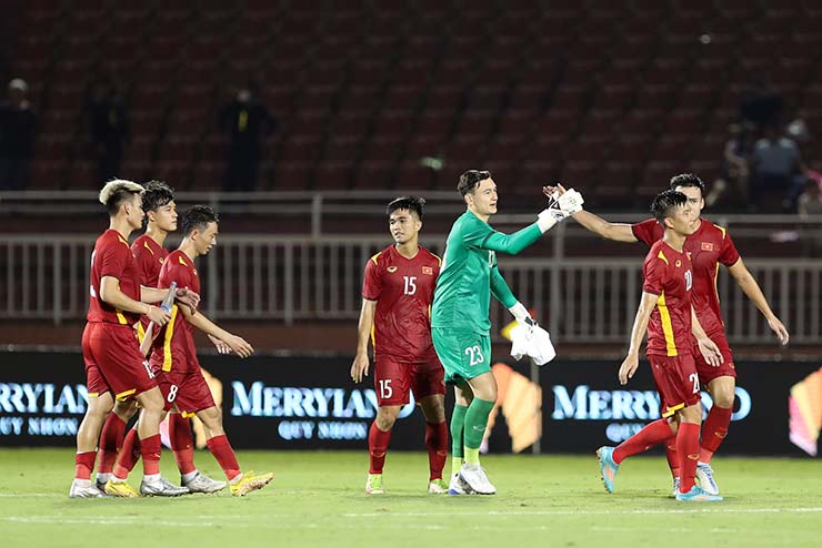 Đúng như dự đoán của giới chuyên môn, dù chỉ thi đấu với đội hình gồm nhiều cầu thủ dự bị nhưng ĐT Việt Nam vẫn dễ dàng đánh bại ĐT Singapore với tỉ số chung cuộc 4-0 trong trận đấu đầu tiên tại giải bóng đá giao hữu Hưng Thịnh 2022
