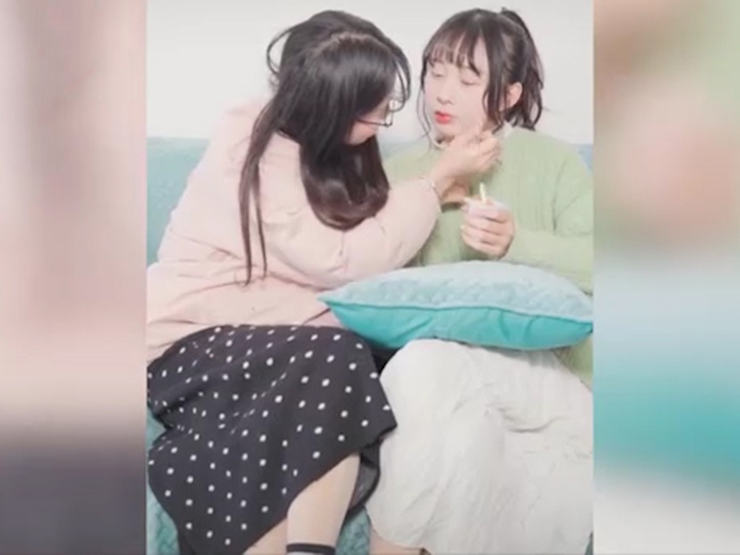 Clip hài hước - Những việc con gái làm bình thường, con trai làm lại là "biến thái"