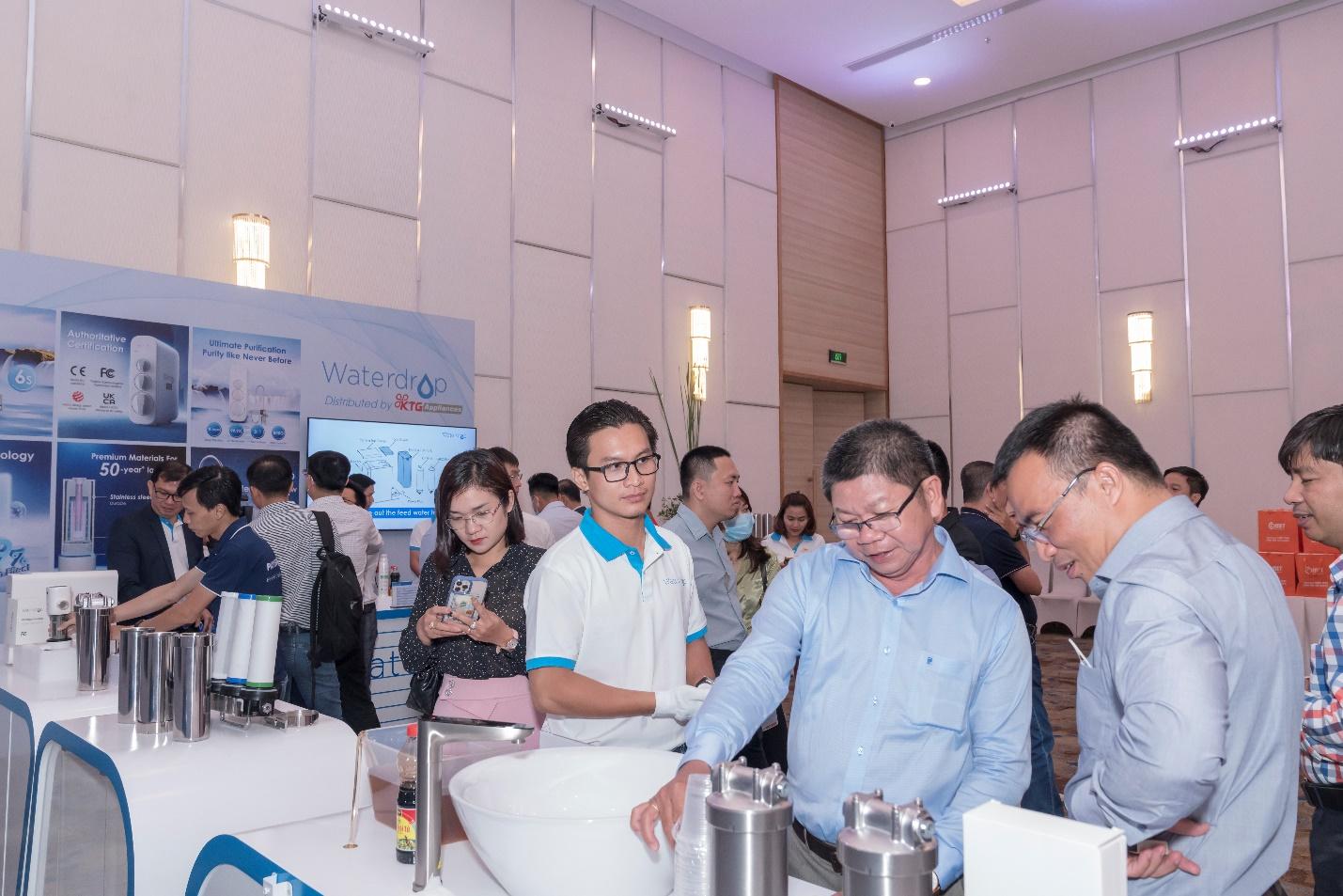 Khách hàng tham quan và trải nghiệm sản phẩm