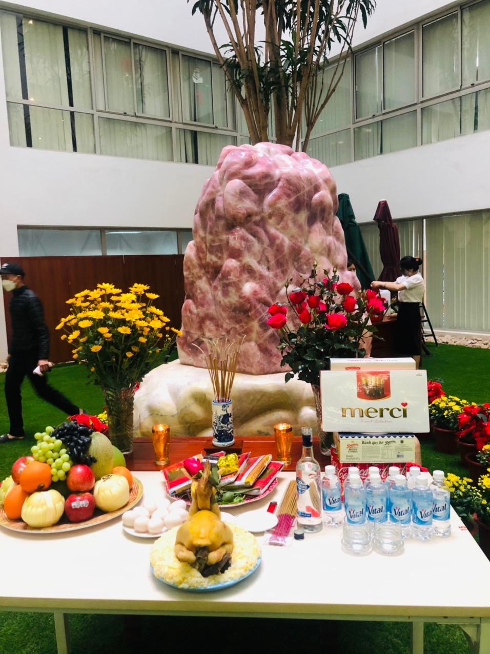 Cảnh hồng 8 tấn chế tác trong 180 ngày được đặt trong khuôn viên tại Bộ Tài Chính – 28 Trần Hưng Đạo, Hà Nội.