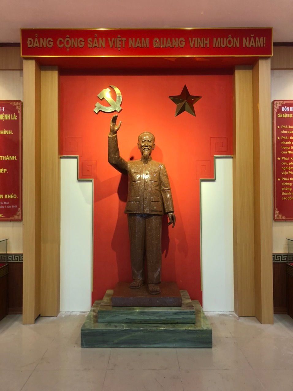 Tác phẩm “Tượng Bác” Đá Đỏ Ruby 1,5 tấn, chế tác trong 145 ngày, đang được đặt tại phòng truyền thông của học viện PCCC, 243 Khuất Duy Tiến, Hà Nội.