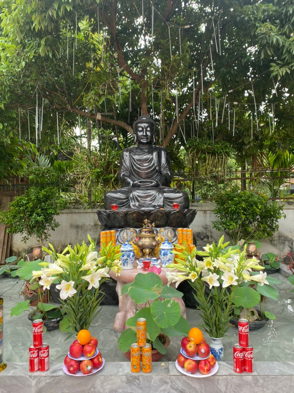 Phật Thích Ca làm từ đá Sapphire nguyên khối 12 tấn chế tác trong 720 ngày, được đặt tại đình Chu Quyến lịch sử 500 năm tuổi tại thôn Chu Quyến, Ba Vì, Hà Nội.