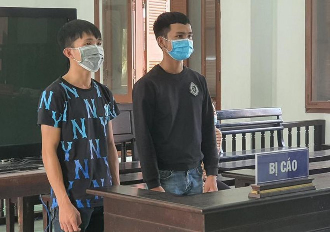 Nguyễn Thái Hộp (bên trái) và Trần Văn Hùng tai phiên tòa. Ảnh: MINH KHÔI