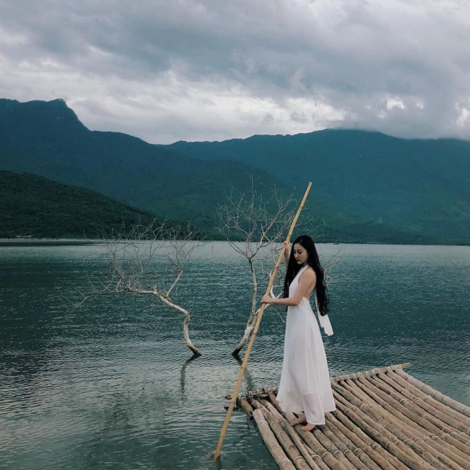 Cây cô đơn ở đầm Lập An, Huế. Ảnh: Halo Travel.