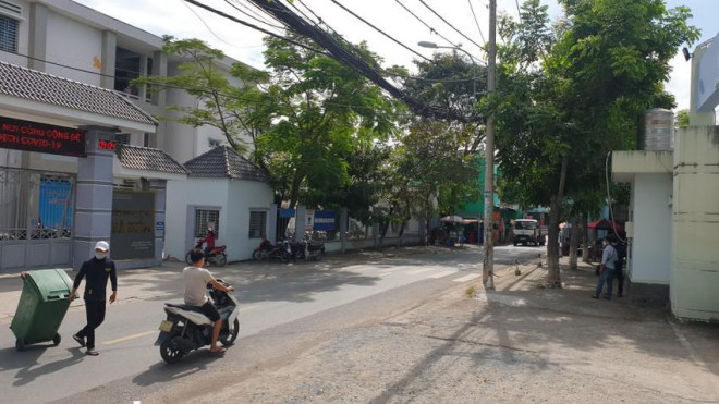 Khu vực xảy ra vụ cướp giật trước cổng trường cấp 3. Ảnh: NT