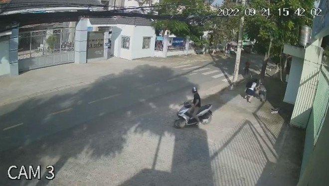 Hai người đàn ông sau đó tẩu thoát. Ảnh chụp từ clip