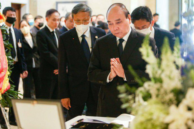 Chủ tịch nước Nguyễn Xuân Phúc tưởng niệm cố Thủ tướng Abe Shinzo ở Đại sứ quán Nhật Bản tại Việt Nam ngày 11-7-2022 - Ảnh: Hữu Hưng