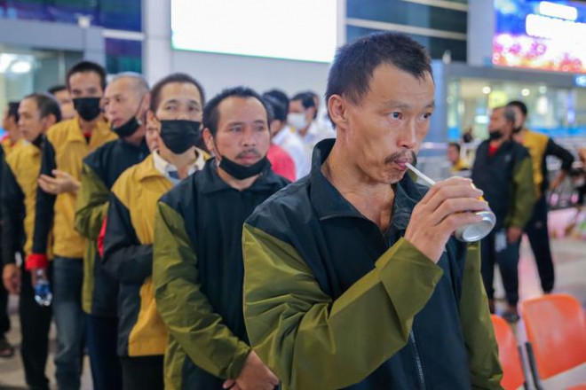 37 ngư dân Quảng Nam bị Malaysia bắt giữ đã về nước - 4