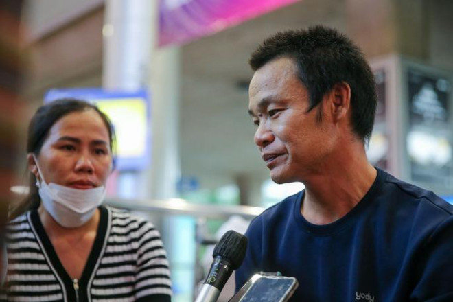 Thuyền trưởng Trần Văn Mạnh kể lại sự việc với báo chí tại sân bay Tân Sơn Nhất chiều 22-9