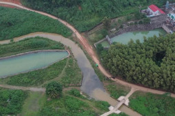 Tin tức trong ngày - Nhà máy nước sông Đà cấp nước trở lại sau sự cố xe tải lao xuống suối, rò rỉ dầu