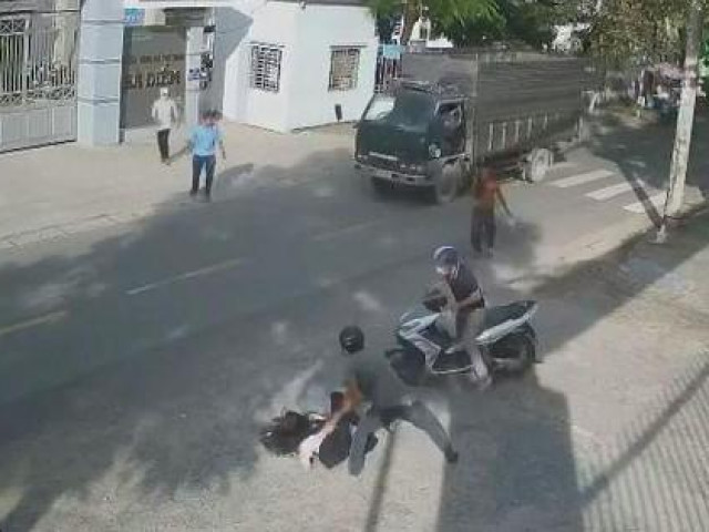 Pháp luật - Nữ sinh bị giật điện thoại, quật ngã ngay trước cổng trường ở Hóc Môn
