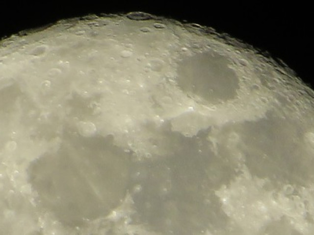 Công nghệ thông tin - Liên tục trúng "bom vũ trụ", Mặt Trăng lăn đi 10 độ