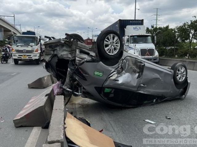 Tin tức trong ngày - Taxi Grabcar bị xe container húc lật ngửa khi đang chở khách