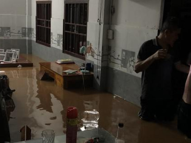 Tin tức trong ngày - Nước lũ tràn về giữa đêm, nhiều hộ dân bị mắc kẹt