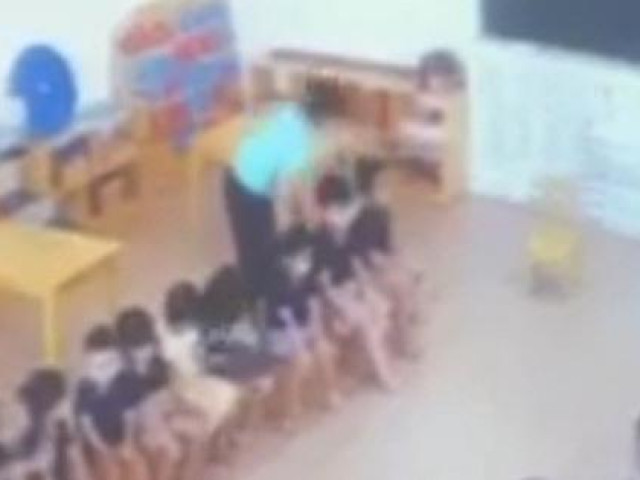 Giáo dục - du học - Từ vụ cô giáo mầm non dùng gai bưởi đâm vào người trẻ, làm gì để tránh sang chấn tâm lý cho trẻ sau bạo hành?