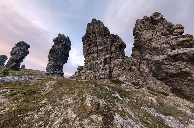 Man-Pupu-Nyor, Nga: Các thành tạo đá Manpupuner là một nhóm gồm 7 cột đá được tìm thấy ở phía tây của Dãy núi Ural ở Quận Troitsko-Pechorsky của Cộng hòa Komi. Chúng nằm trên núi Man-Pupu-nyor, giữa sông Ilych và Pechora, trên đất của Khu bảo tồn Pechoro-Ilychski.
