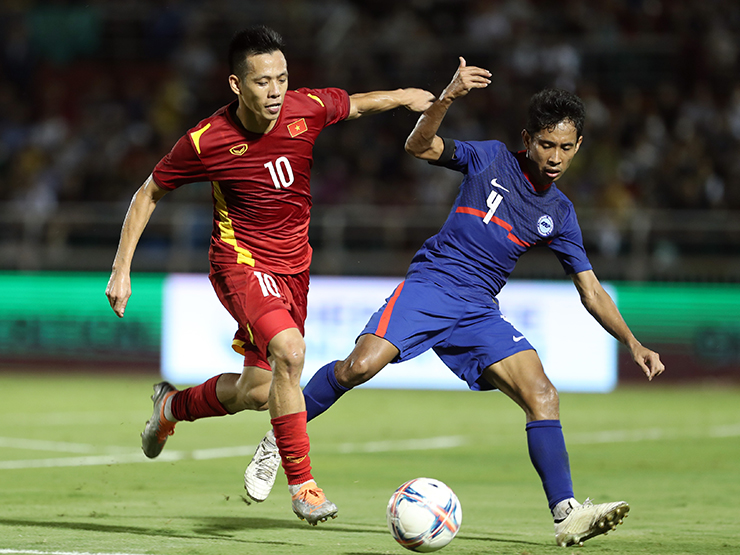 Bóng đá - Văn Quyết có vợ xinh cổ vũ, đá cực "sung" ngày tái xuất ĐT Việt Nam