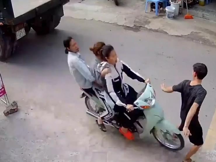 Xe máy - Xe đạp - Clip: Dở khóc dở cười, thanh niên đi bộ bị 3 cô gái húc bay lên xe máy