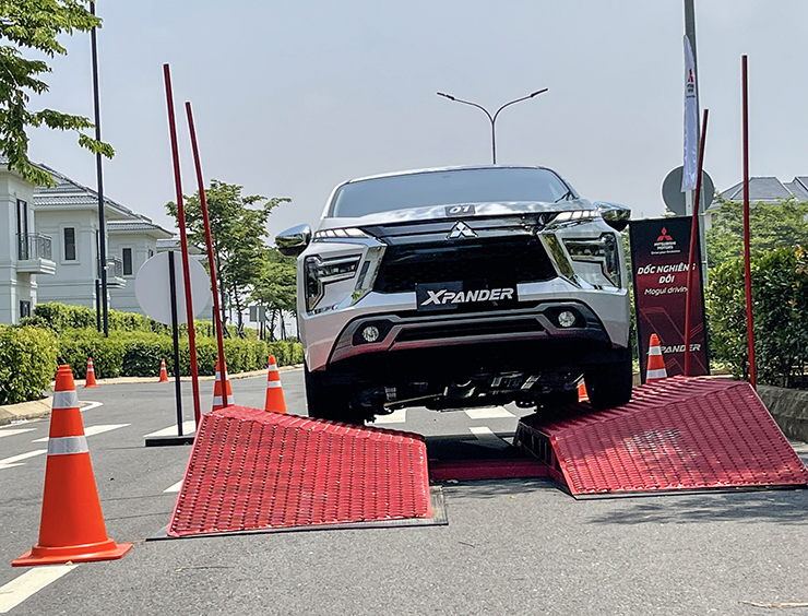 Trải nghiệm loạt xe Mitsubishi trên các sa hình thử thách tay lái ở Hà Nội - 3