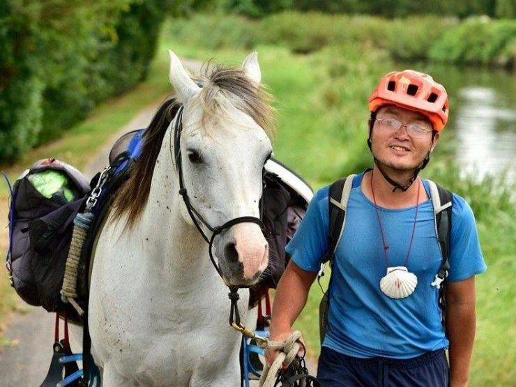 Bạn trẻ - Cuộc sống - Người đàn ông cưỡi ngựa từ châu Âu về Trung Quốc gặp sự cố bất ngờ