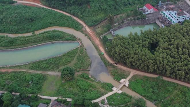 Nhà máy nước sông Đà cấp nước trở lại sau sự cố xe tải lao xuống suối, rò rỉ dầu - 2