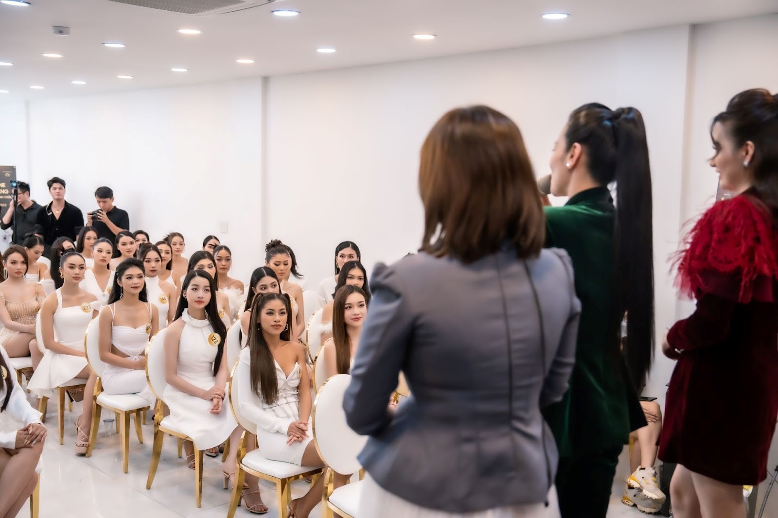 Dàn thí sinh Miss Grand Vietnam 2022 tỏa sáng bần bật cùng nước hoa Laura Paris của Nhật Kim Anh - 2