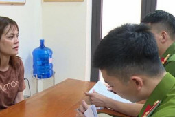 Tin tức trong ngày - Khởi tố người phụ nữ dùng dép đánh vào mặt công an ở Thanh Hóa