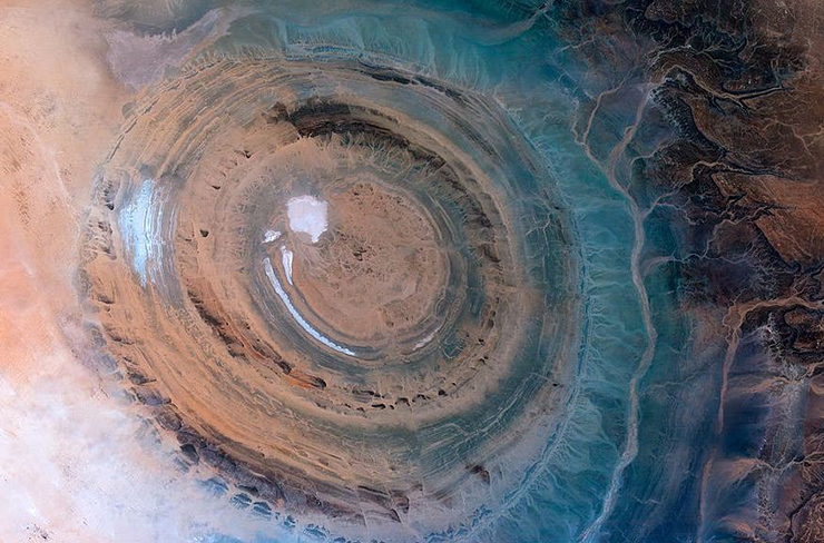 Guelb, Mauritania: Cấu trúc Richat là một cấu tạo địa chất hình tròn đáng chú ý ở Cao nguyên Adrar của Sahara, gần Ouadane, Tây Bắc châu Phi. Đây là một trong những nơi kỳ lạ nhất trên thế giới và bạn sẽ muốn tận mắt chứng kiến.
