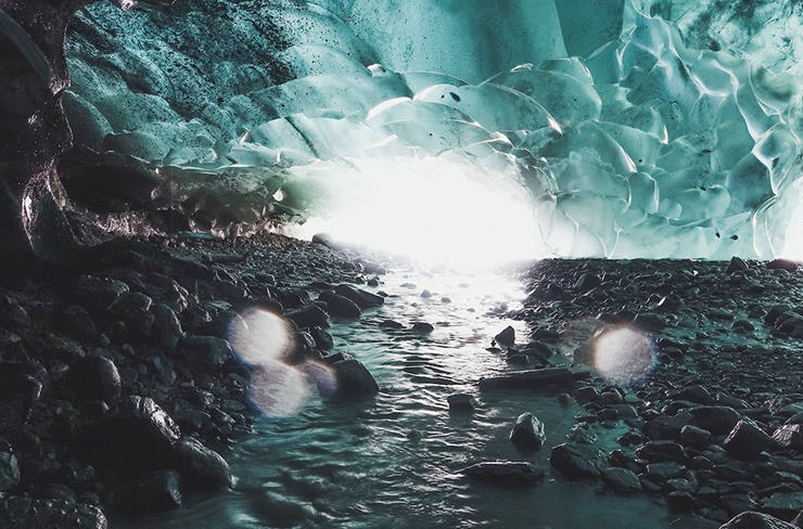 Hang động băng Mendenhall, Alaska: Các tinh thể băng với nhiều sắc thái màu xanh lam trong những đường hầm này là một hiện tượng tự nhiên tuyệt đẹp. Với sự nóng lên của Trái đất, những hang động băng này có thể bị tổn hại. Các nhà địa chất đang làm tất cả khả năng của mình để ngăn chặn sự biến mất của những hang động băng này.
