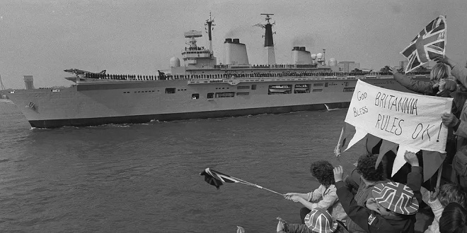 Tàu sân bay HMS Invincible của Anh rời cảng Portsmouth, dẫn đầu hạm đội tới quần đảo Falkland vào ngày 5/4/1982.