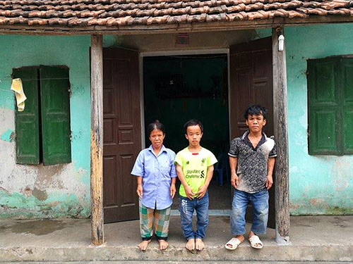 Gia đình người lùn chị Nguyễn Thị Bình, Nguyễn Thành Công và Nguyễn Văn Lâm (từ trái qua phải). Ảnh chụp năm 2017
