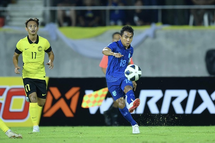 Chanathip (số 18), ngôi sao số 1 của Thái Lan, sớm phải rời sân ở phút 15 vì chấn thương