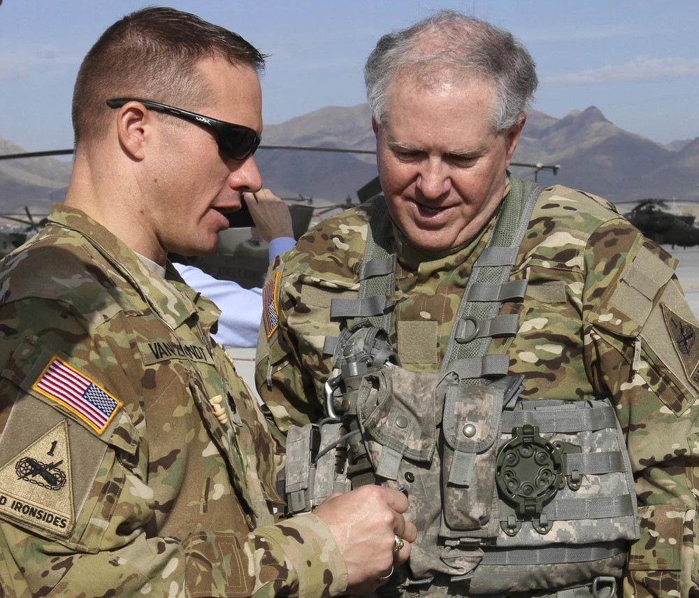 Tướng Frank Kendall&nbsp;(người không đeo kính) - Bộ trưởng Không quân Mỹ (ảnh: RT)