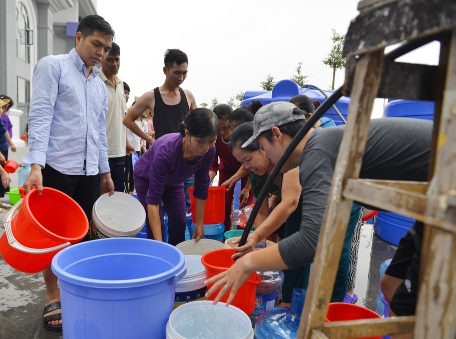 Người dân trên địa bàn quận Nam Từ Liêm, Hà Nội từng phải xếp hàng lấy nước dưới sảnh chung cư.