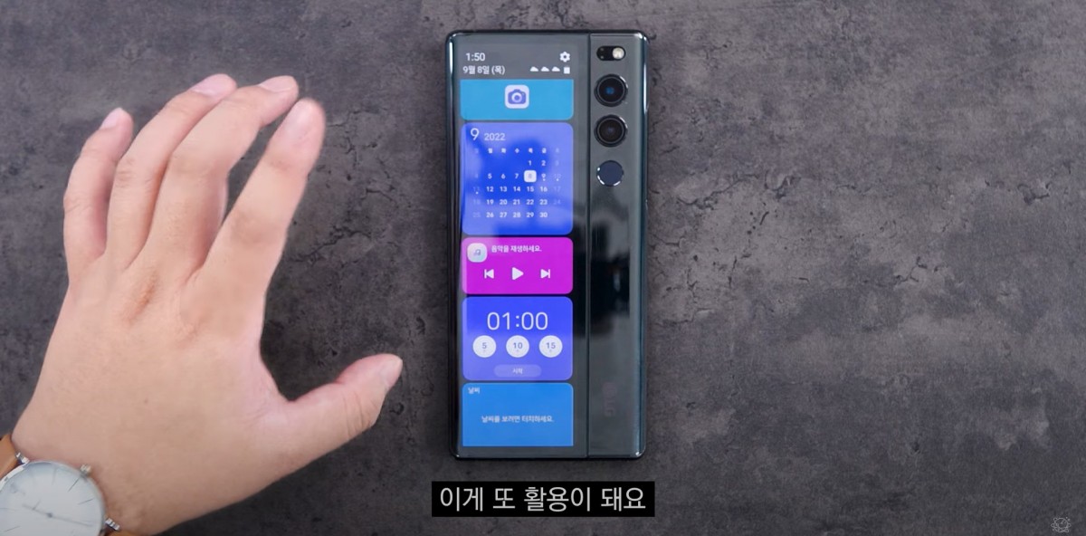 Video trên tay điện thoại màn hình cuộn khiến Samsung và Apple phải ghen tỵ - 7