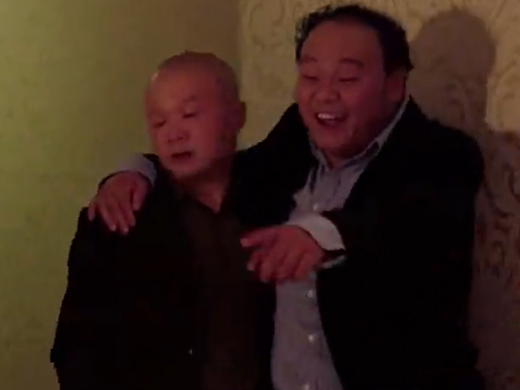 Clip hài hước - Vợ ngoại tình ngay trước mặt mà người đàn ông say xỉn đến mức không nhận ra