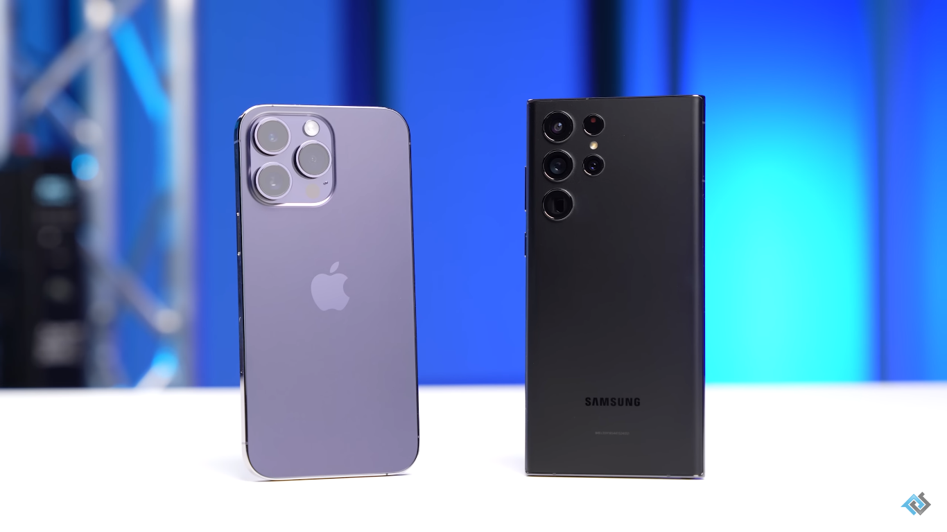 iPhone 14 Pro Max (trái) và Galaxy S22 Ultra (phải).