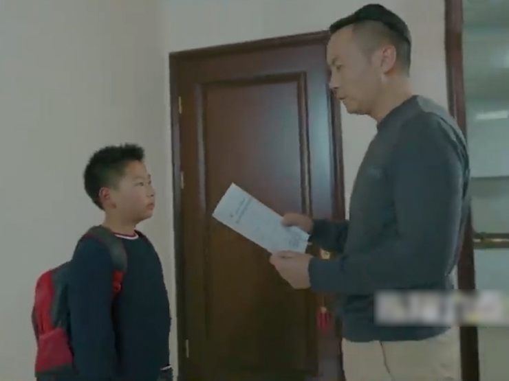 Clip hài hước - Ông bố chỉ dùng "lý lẽ" để dạy dỗ cậu con trai lười học