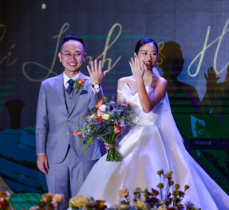 Đám cưới của nữ MC được tổ chức tại một khách sạn 5 sao ở Hà Nội, với sự tham dự của nhiều ca sĩ, diễn viên như Khắc Việt, Uyên Linh, Lan Phương, Thanh Vân Hugo..
