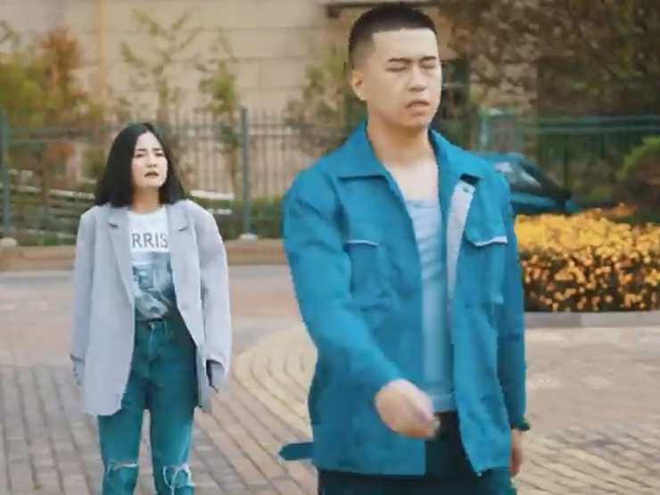 Clip hài hước - Cô gái tìm kiếm chàng trai ròng rã suốt 10 năm và cái kết bất ngờ