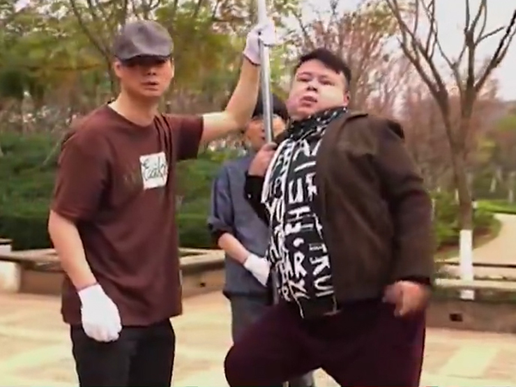 Clip hài hước - Thể dục dưỡng sinh còn thích thể hiện để rồi nhận cái kết khó đỡ