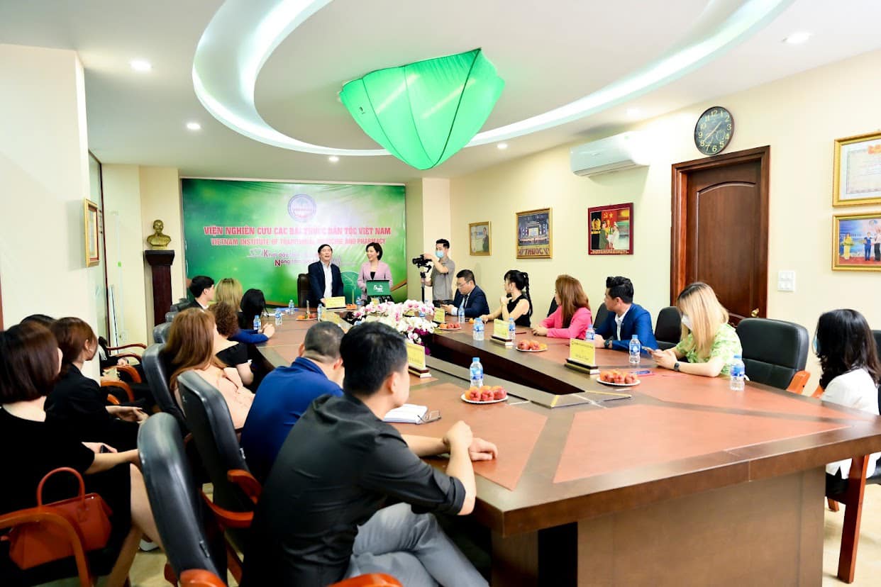 Lãnh đạo Viện nghiên cứu các bài thuốc dân tộc Việt Nam bổ nhiệm CEO Đinh Thị Mai vị trí Chánh Văn Phòng.